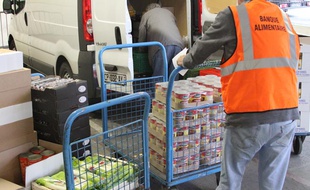 Les associations viennent s'approvisionner aux entrepôts d'Arcueil.
